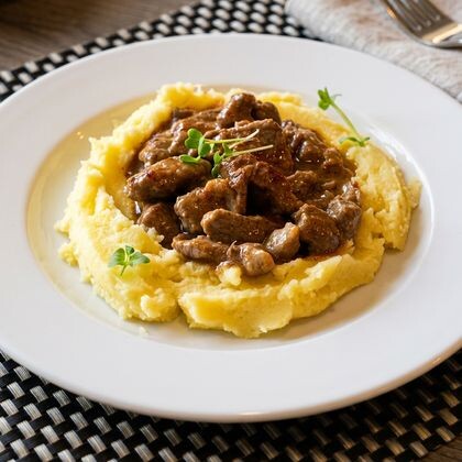 Гуляш из свинины с пюре