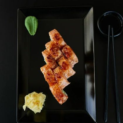 Филадельфия с опалённым лососем и солёной карамелью