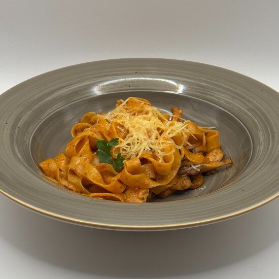 «Фетучини» с филе цыпленка и грибами