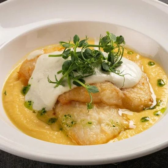 Филе палтуса с пюре из цв.капусты и соусом блю