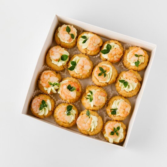 Сет профитролей из мусса авокадо с королевским креветками