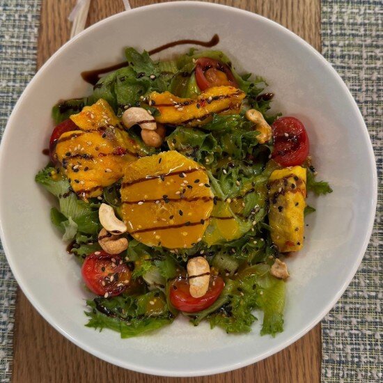 Салат с лососем и цитрусовым соусом