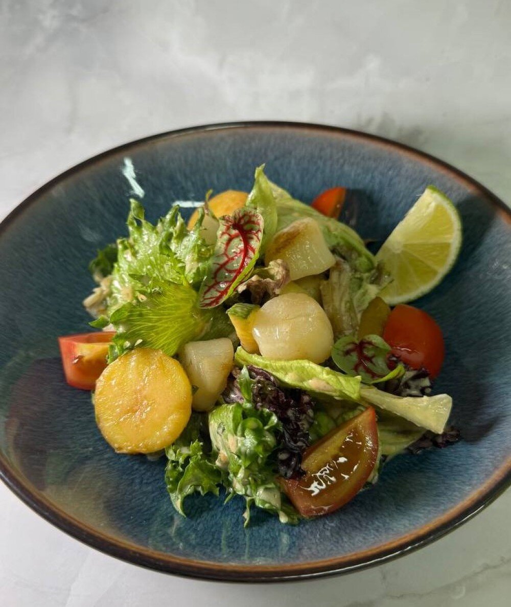 Салат с гребешком и азиатским цезарем