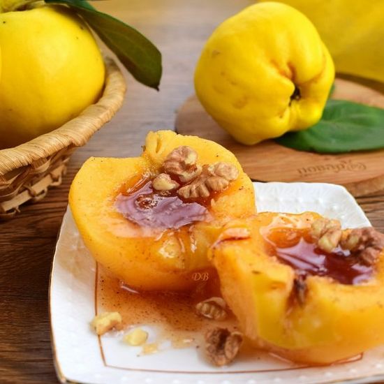Айва, запеченная с медом и орехами