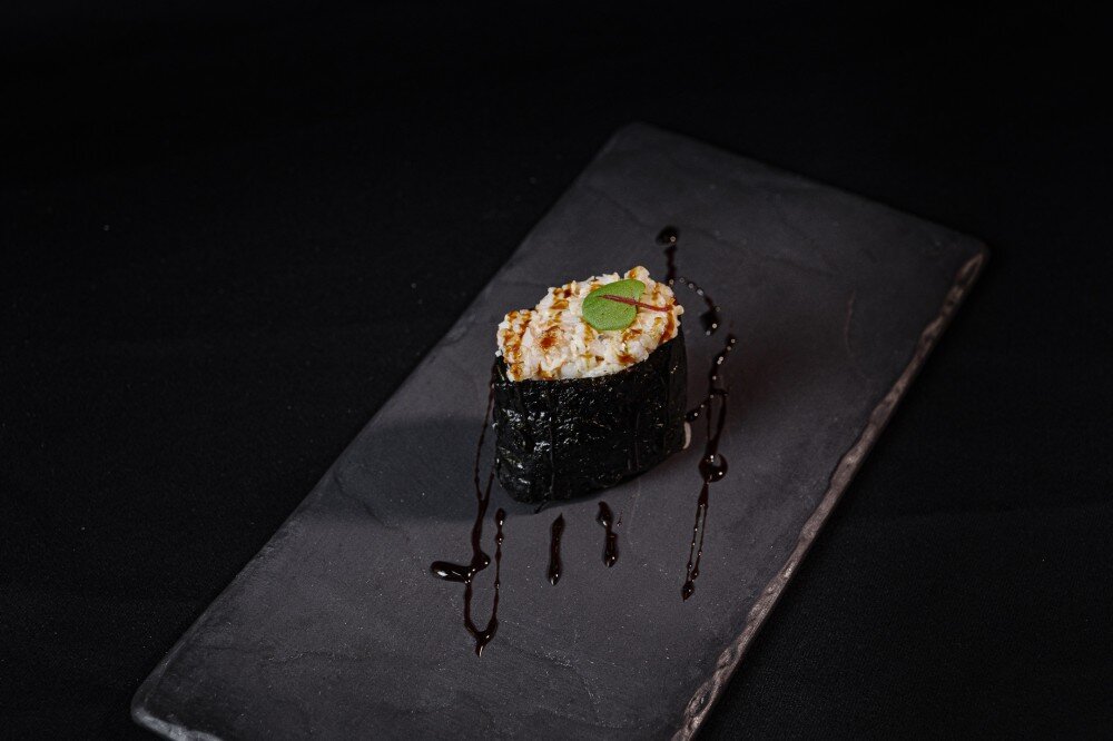 Суши острые с креветками.