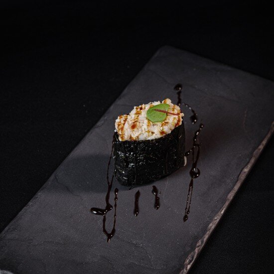 Суши острые с креветками.