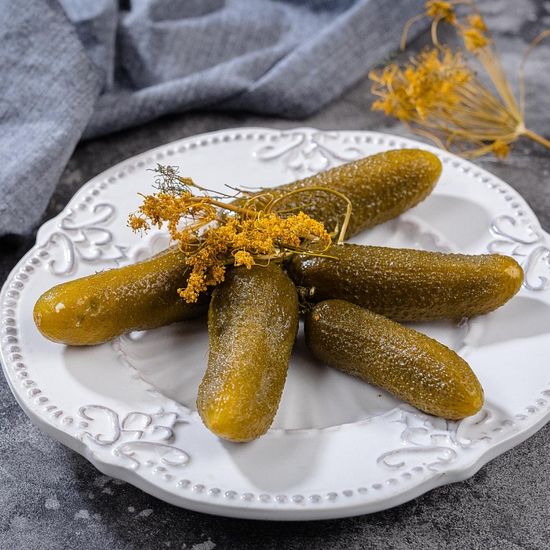Огурцы бочковые соленые