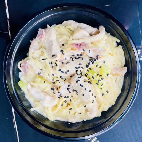 Курица в сливочном соусе с беконом