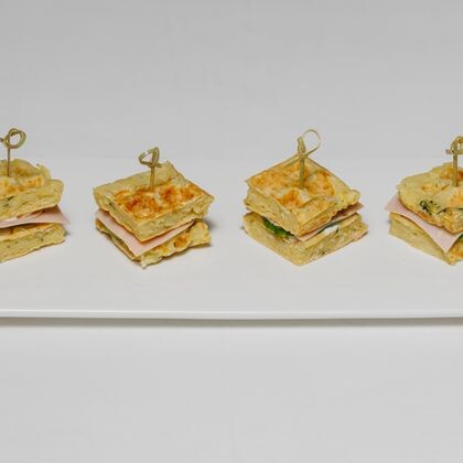 Канапе из картофельной вафли с ветчиной