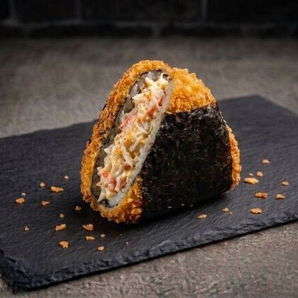 Жареный онигири с крабом