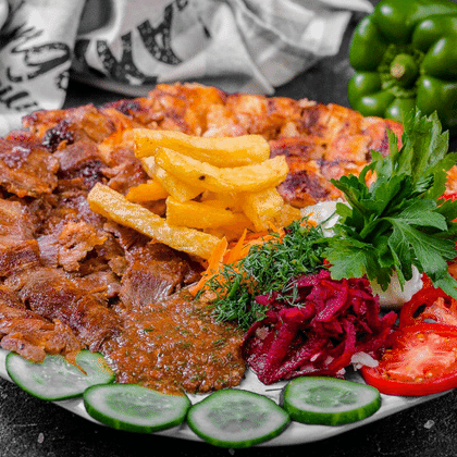 Шаурма с курицей и телятиной на тарелке