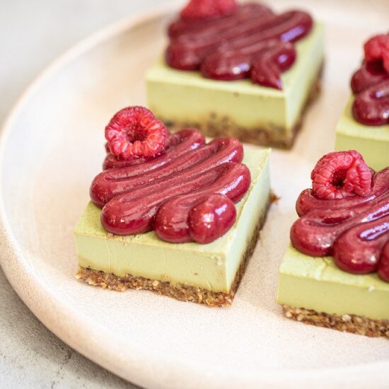 Пироженое матча/малина