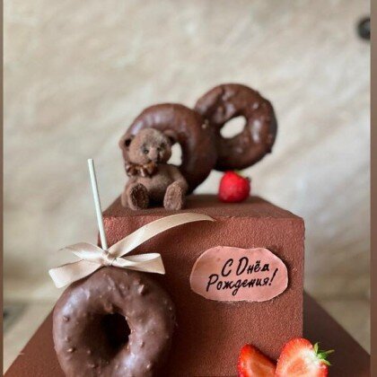 Торт «Мишка с пончиками»