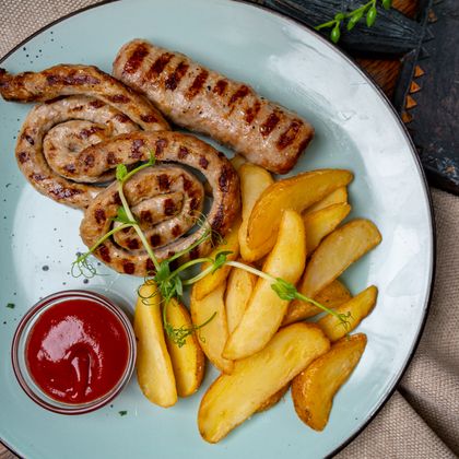 Колбаски-гриль с картофелем и соусом