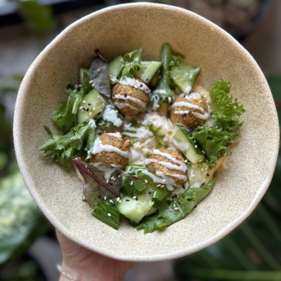 Хумус с фалафелем и овощами