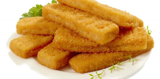 Рыбные палочки в панировке.