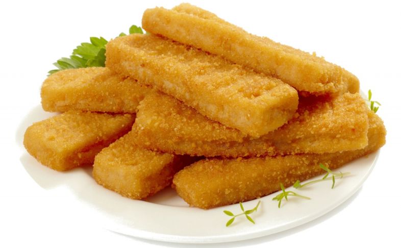 Рыбные палочки в панировке.