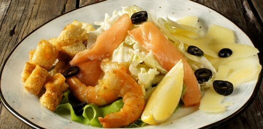 Цезарь с креветками и семгой