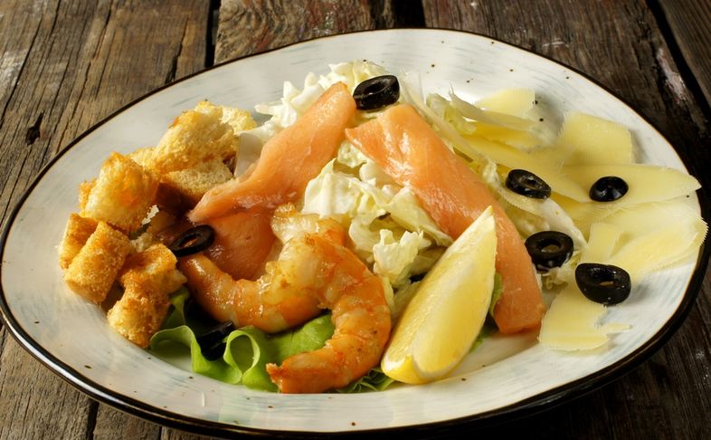 Цезарь с креветками и семгой