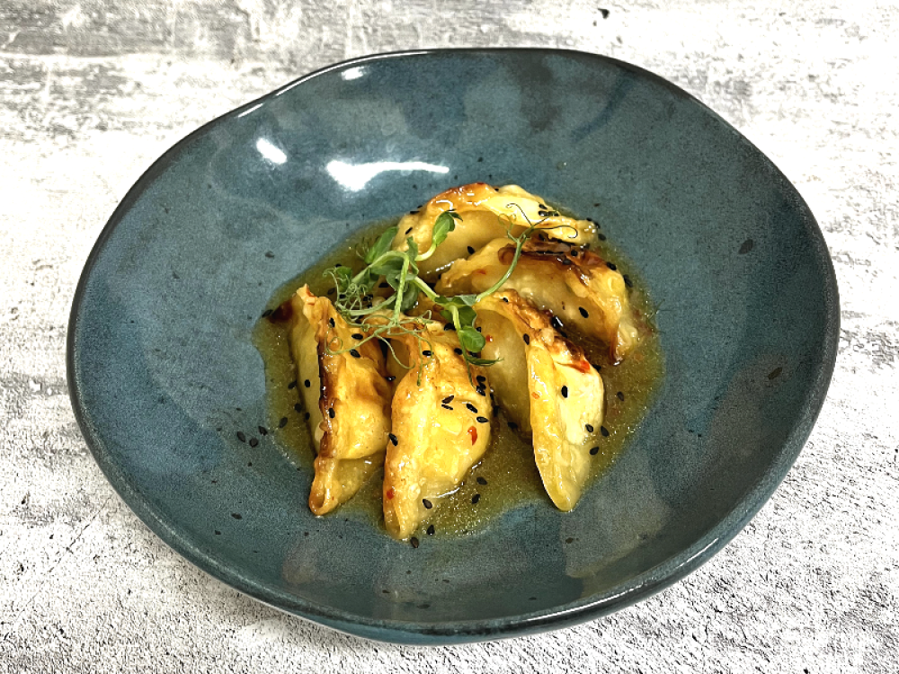 Креветочные гедза в соусе острый манго