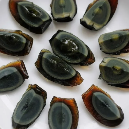 Черные яйца в имбирном соусе