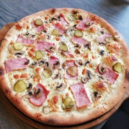 Пицца с ветчиной, шампиньонами и маринованными огурчиками 25 см/330 г