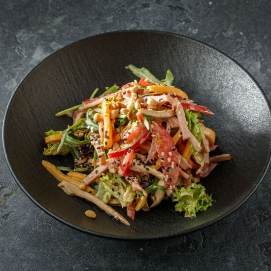 Салат с куриным филе и ветчиной