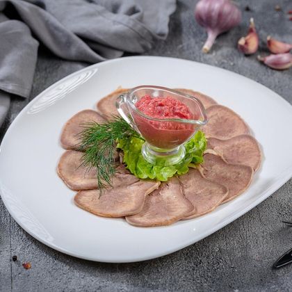 Язык телячий отварной с хреном