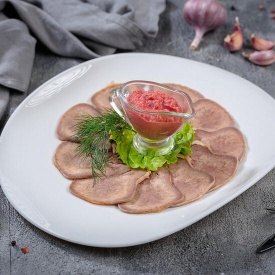 Язык телячий отварной с хреном
