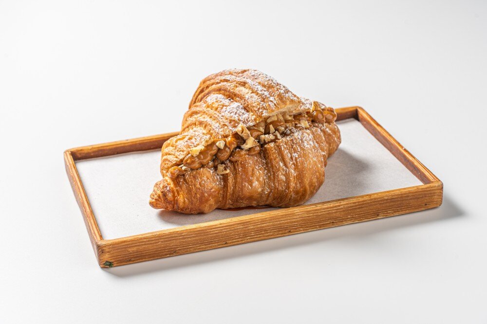 Круассан с варной сгущенкой и грецким орехом