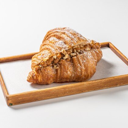 Круассан с варной сгущенкой и грецким орехом