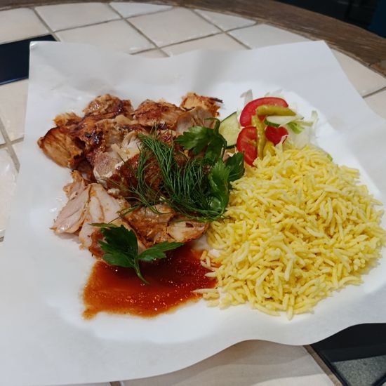 Донер на тарелке с рисом из курицы