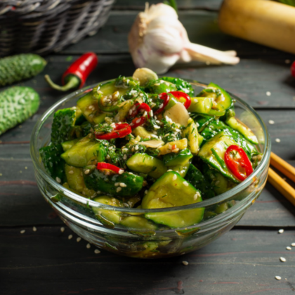 Салат из битых огурцов с чесноком