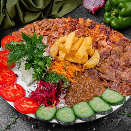 Шаурма с курицей, телятиной и ягненком на тарелке