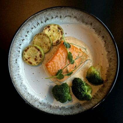 Стейк из лосося с овощами