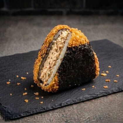 Жареный онигири с курицей