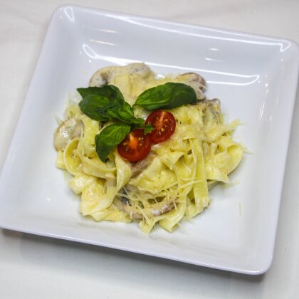Паста с курицей и грибами