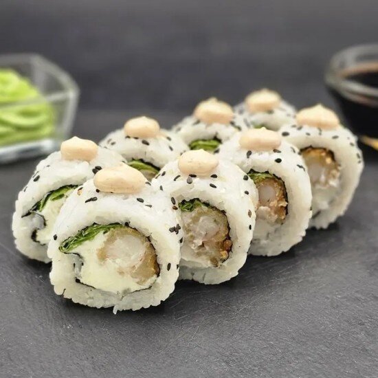 Ролл с креветкой Темпура в кунжуте под спайси соусом