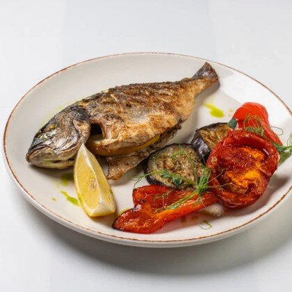 Дорадо на гриле с овощами