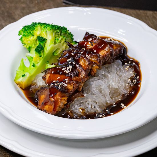 Свиная грудинка с хрустальной лапшой и брокколи