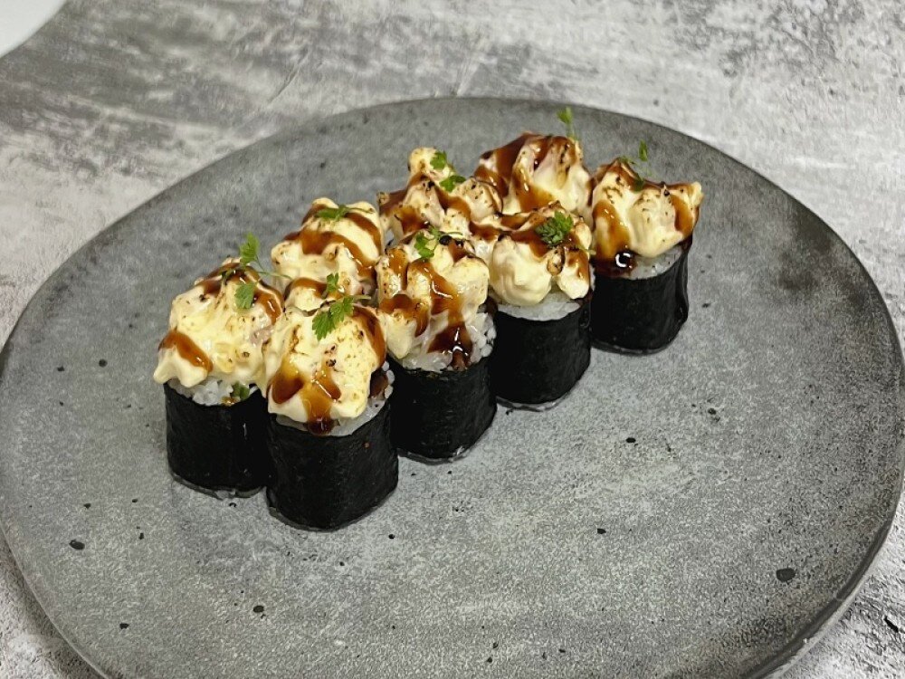 Ролл с опаленной креветкой