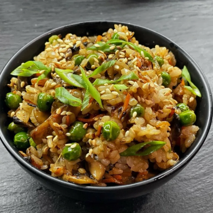 Жареный рис с соевым соусом и яйцом