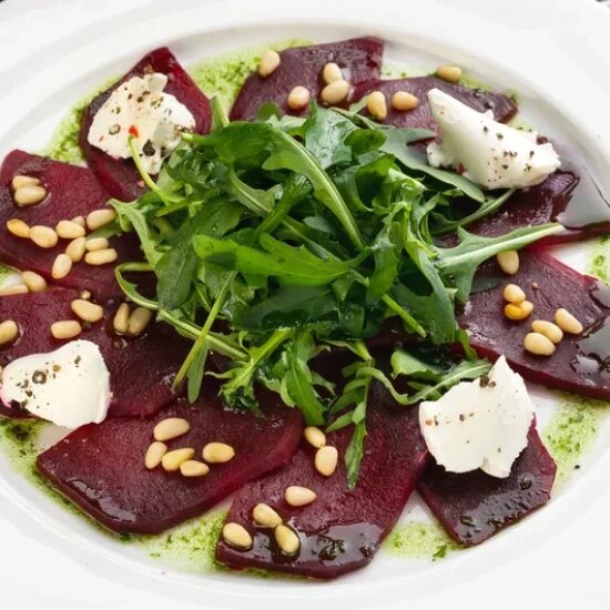 Салат со свеклой, кедровыми орехами и сыром креметте