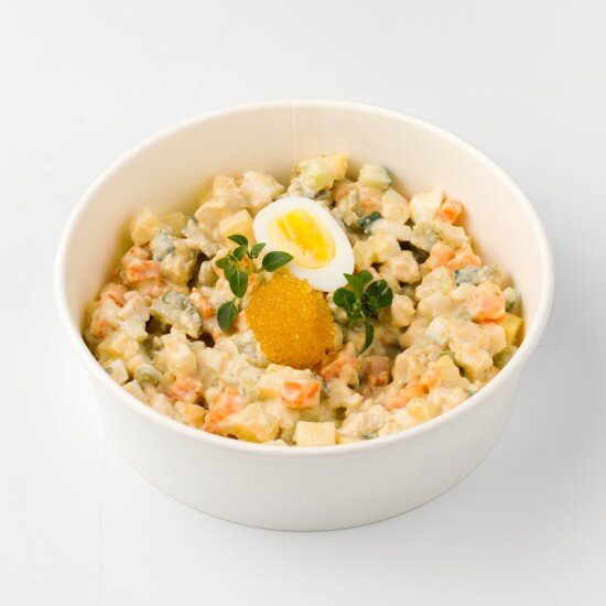 Оливье с пикантным соусом и курицей су-вид