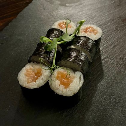 Маки с лососем