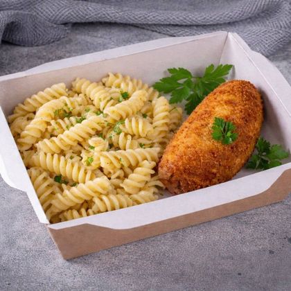 Макароны с котлетой лакомка