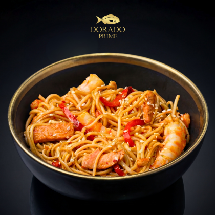 Удон с креветкой и лососем