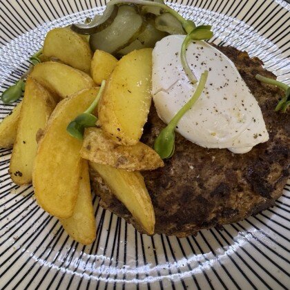 Бифштекс с яйцом пашот и дольками