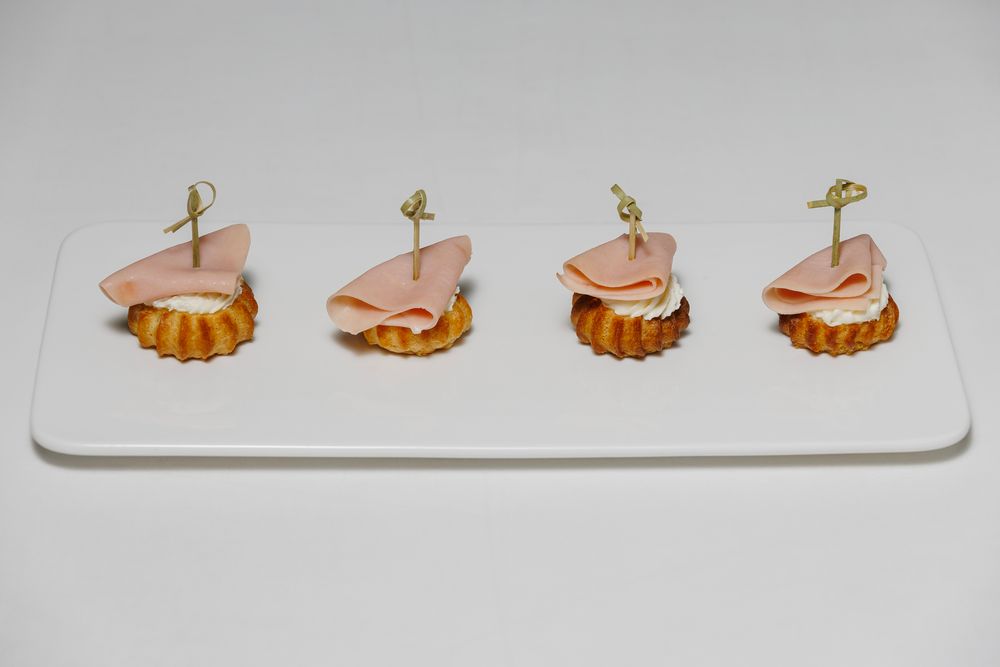 Профитроли с кремчизом и ветчиной из цыпленка