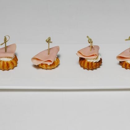 Профитроли с кремчизом и ветчиной из цыпленка